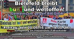 Menschenmenge hinter Transparenten