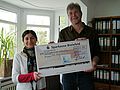Personen mit übergroßem Scheck