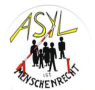 Menschen vor geöffneter Schranke 'Asyl ist Menschenrecht'