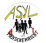 Menschen vor geöffneter Schranke 'Asyl ist Menschenrecht'